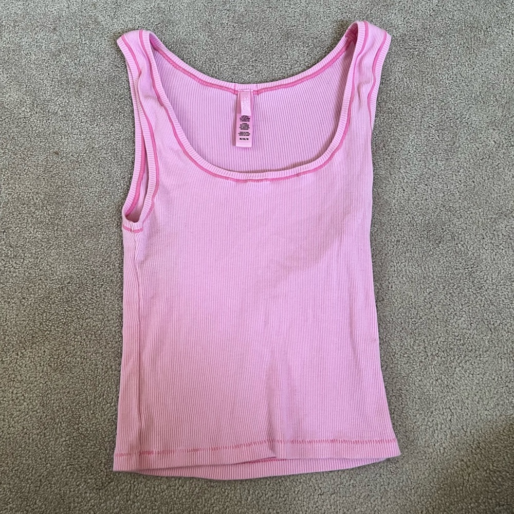 Skims Cropped Tank in Bubblegum Pink Medium